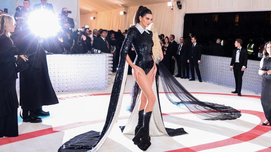 Els famosos recorden i emulen a Karl Lagerfeld en una elegant Met Gala