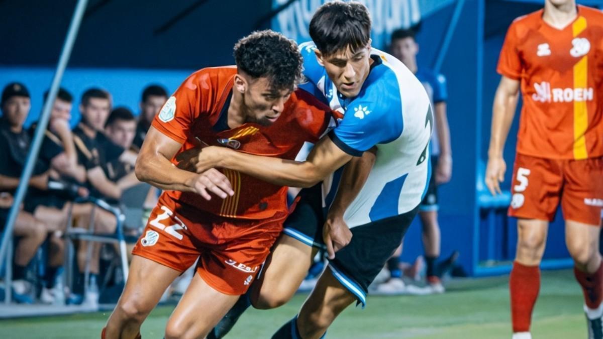 Khalid, junto a un defensor del Espanyol