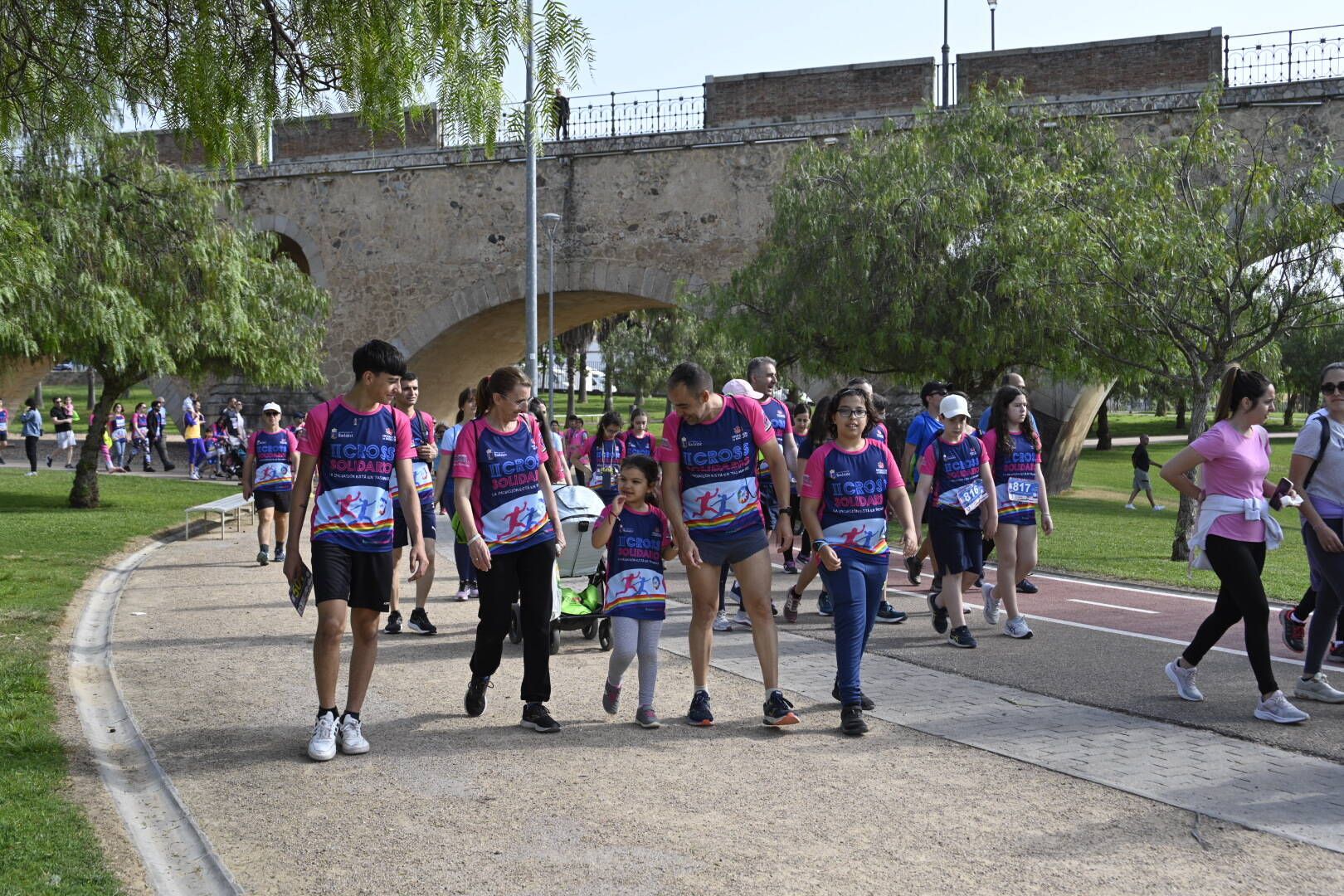 Badajoz Inclusivo reúne en el parque del Guadiana a casi 700 mayores y niños