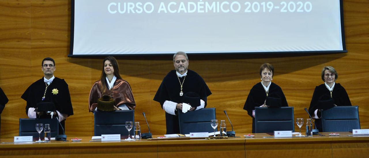 La ceremonia de apertura oficial del curso 2019/20 de la Universidad Miguel Hernández tuvo lugar ayer en el edificio Rectorado y Consejo Social del campus ilicitano.