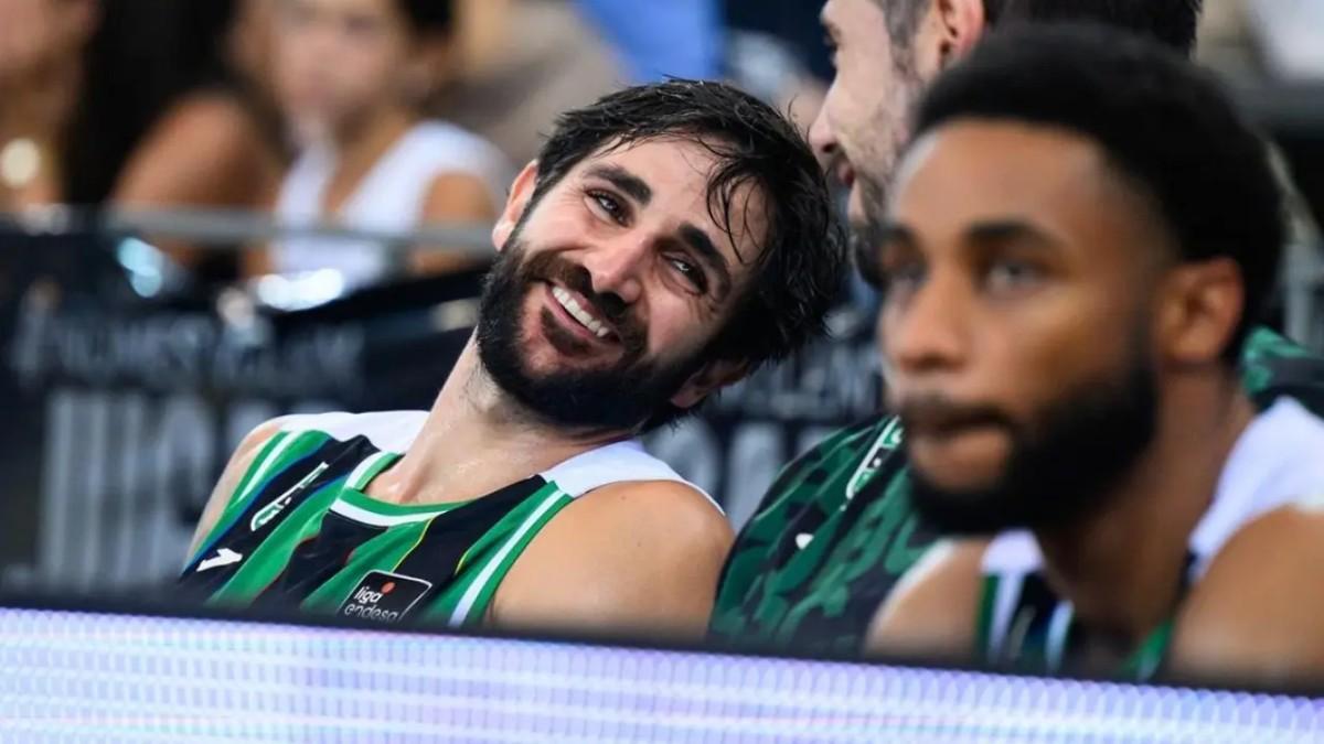Ricky vuelve a sonreír pisando una cancha de baloncesto