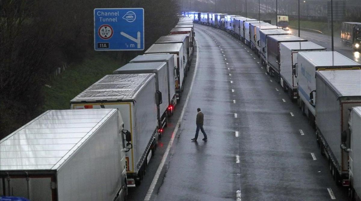 21 December 2020  England  Folkestone  Lorries are stuck in long queues on the M20 near Folkestone in Kent after the Port of Dover was closed and access to the Eurotunnel terminal suspended following the French government s announcement that it will not accept any passengers arriving from the UK for the next 48 hours amid fears over the new mutant coronavirus strain  Photo  Steve Parsons PA Wire dpa  21 12 2020 ONLY FOR USE IN SPAIN