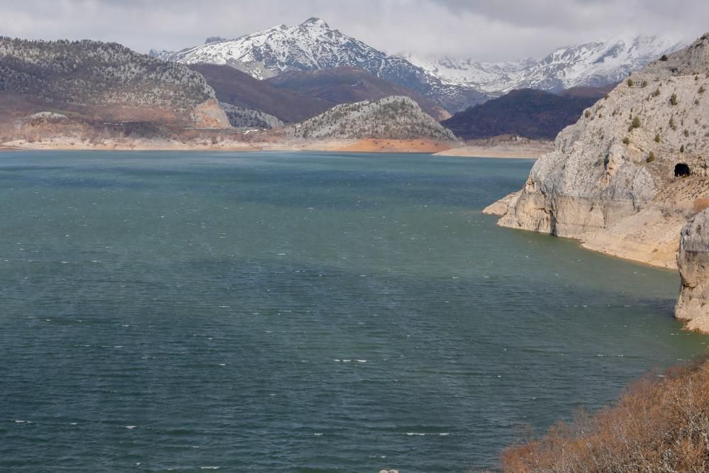 Así está el pantano de Barrios de Luna