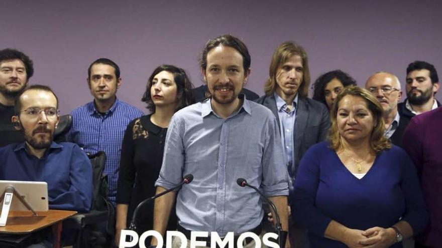 Riobóo, primero por la derecha, ayer en la reunión de Podemos en Madrid.
