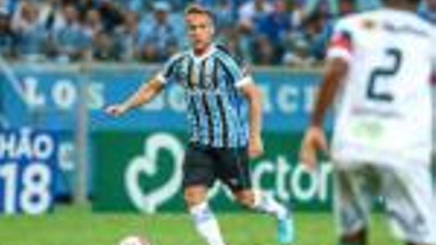 Arthur, amb la pilota en un partit del Gremio brasiler.