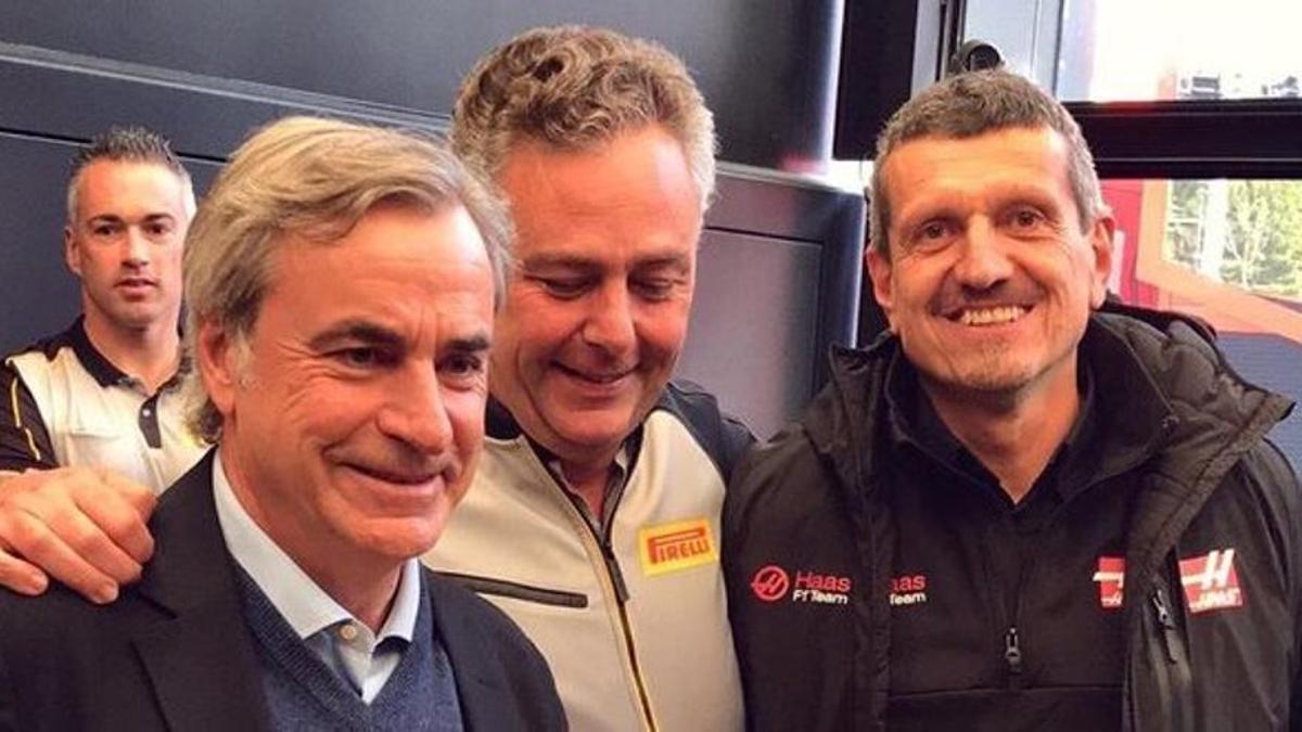 Carlos Sainz, Mario Isola, director de Pirelli Motorsport y Guenther Steiner, jefe del equipo Haas F1 Team en el GP de España de 2020.