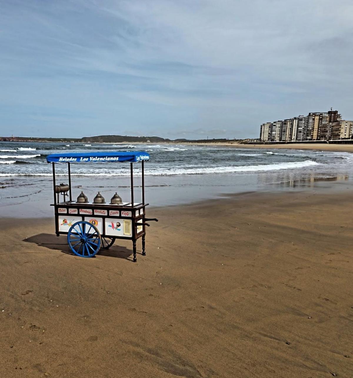 El conocido carrito de los helados de Los Valencianos, en la orilla de la playa de Salinas.