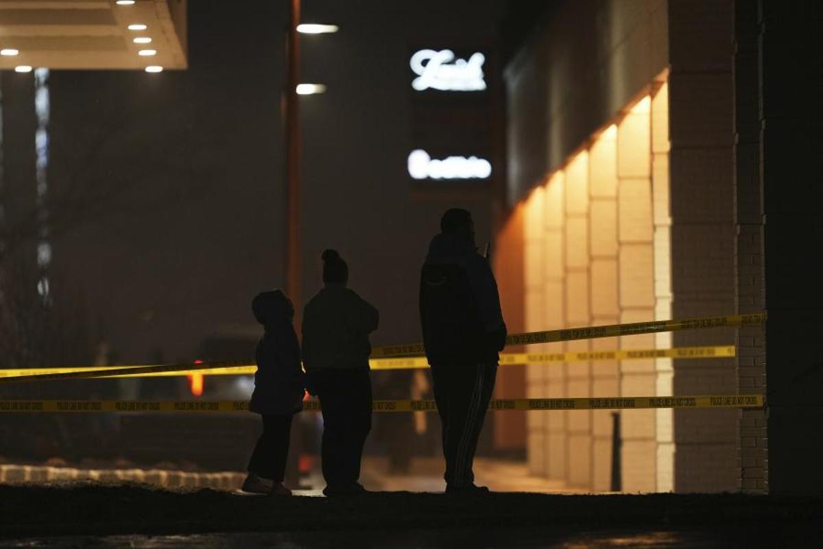 Mueren al menos 6 personas tras estrellarse un avión ambulancia en una zona residencial de Filadelfia