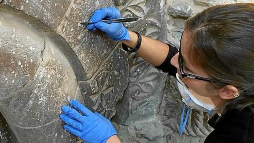 La restauradora Sílvia Marín treballant al finestral romànic