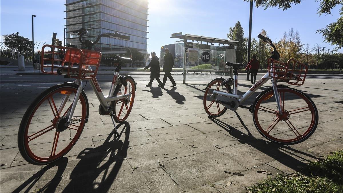 Las bicicletas compartidas de Mobike en las aceras de L’Hospitalet.
