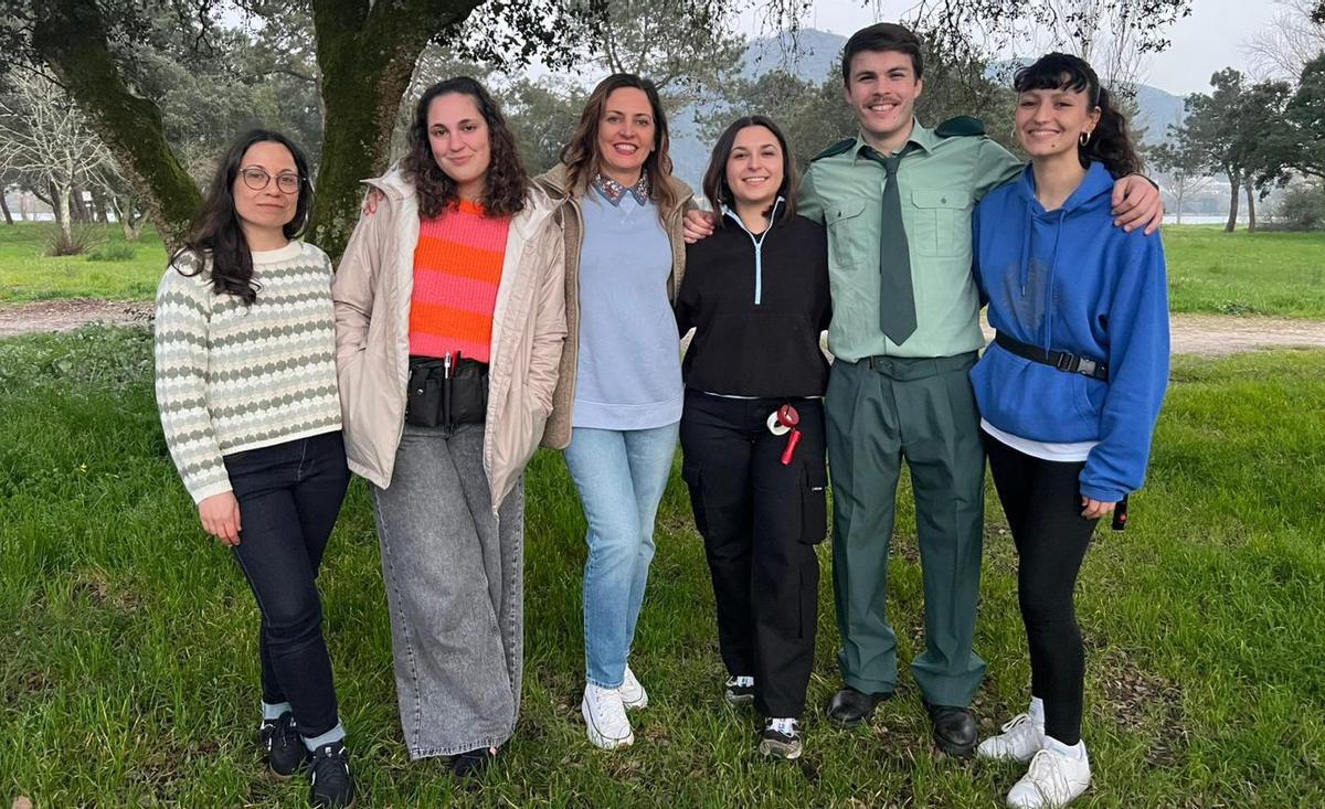 En el medio, la alcaldesa, Sandra González, junto a los jóvenes que forman parte del proyecto. | D.P.