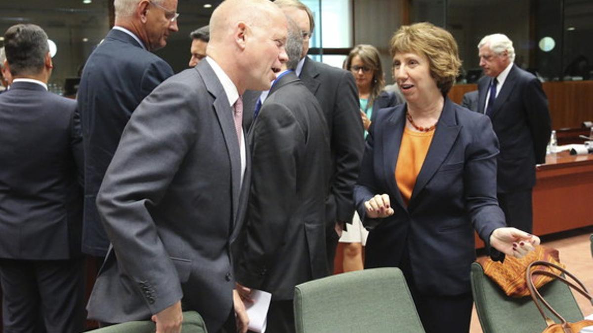 El ministro de Exteriores británico, William Hague, conversa con la jefa de la diplomacia europea, Catherine Ashton, antes de una reunión de urgencia de los ministros de Exteriores de la UE sobre la violencia en Egipto.