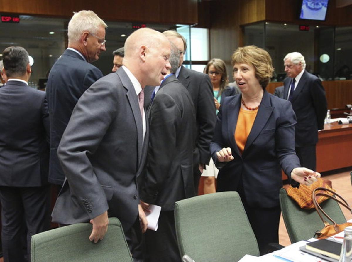El ministre d’Exteriors britànic, William Hague, conversa amb la cap de la diplomàcia europea, Catherine Ashton, aquest dimecres a Brussel·les.