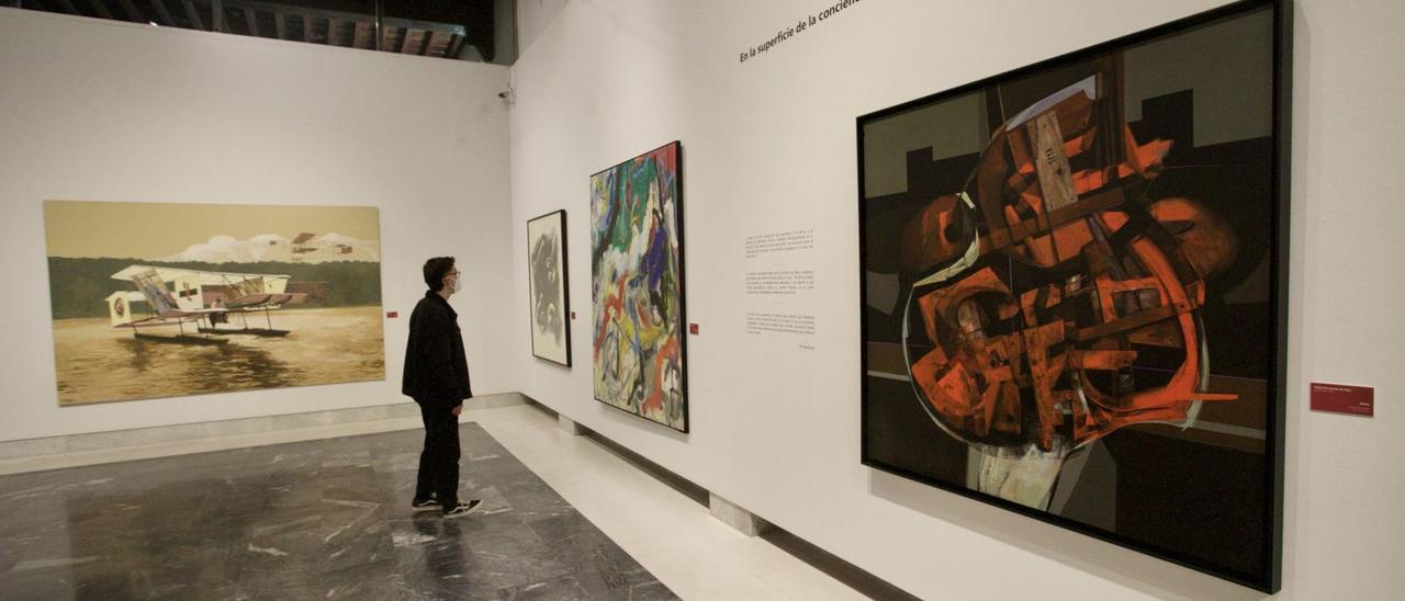 Un joven visitante a la exposición 
‘Darle pinceles a la memoria’, de la 
Fundación Cajamurcia. juan carlos caval | JUAN CARLOS CAVAL