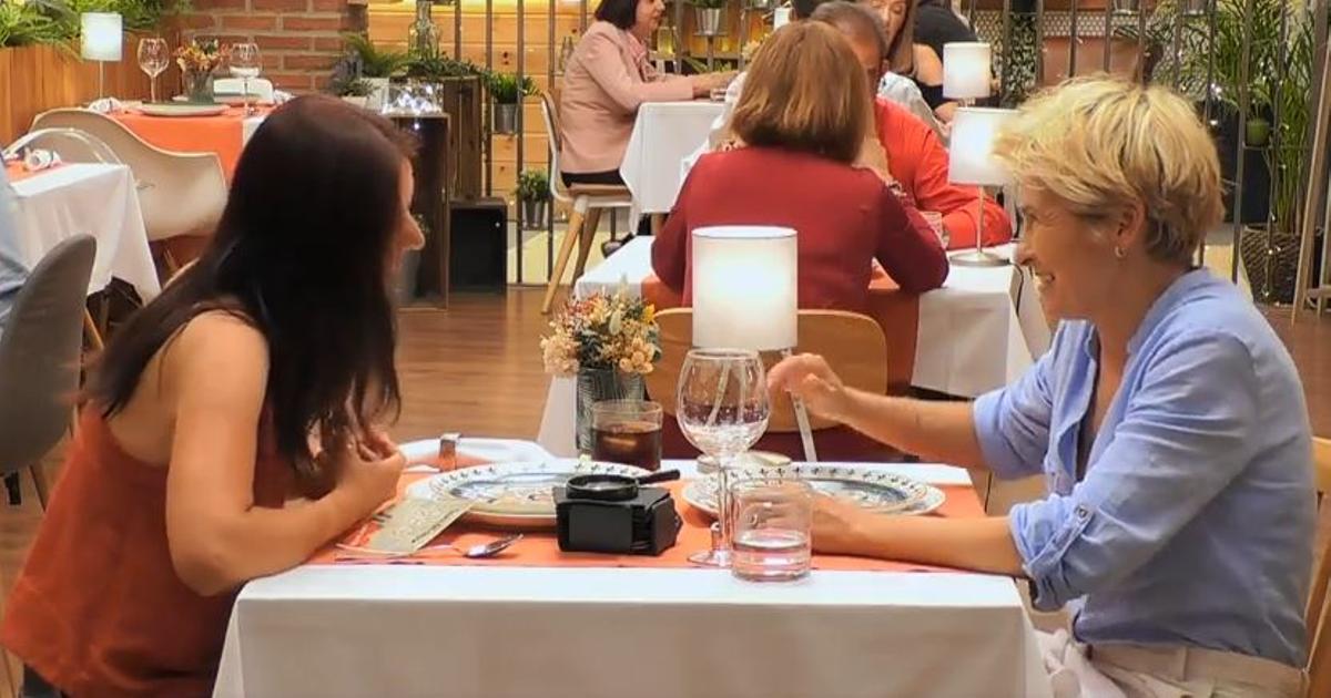 La cita entre Olga y Afra durante su cena en 'First Dates'.