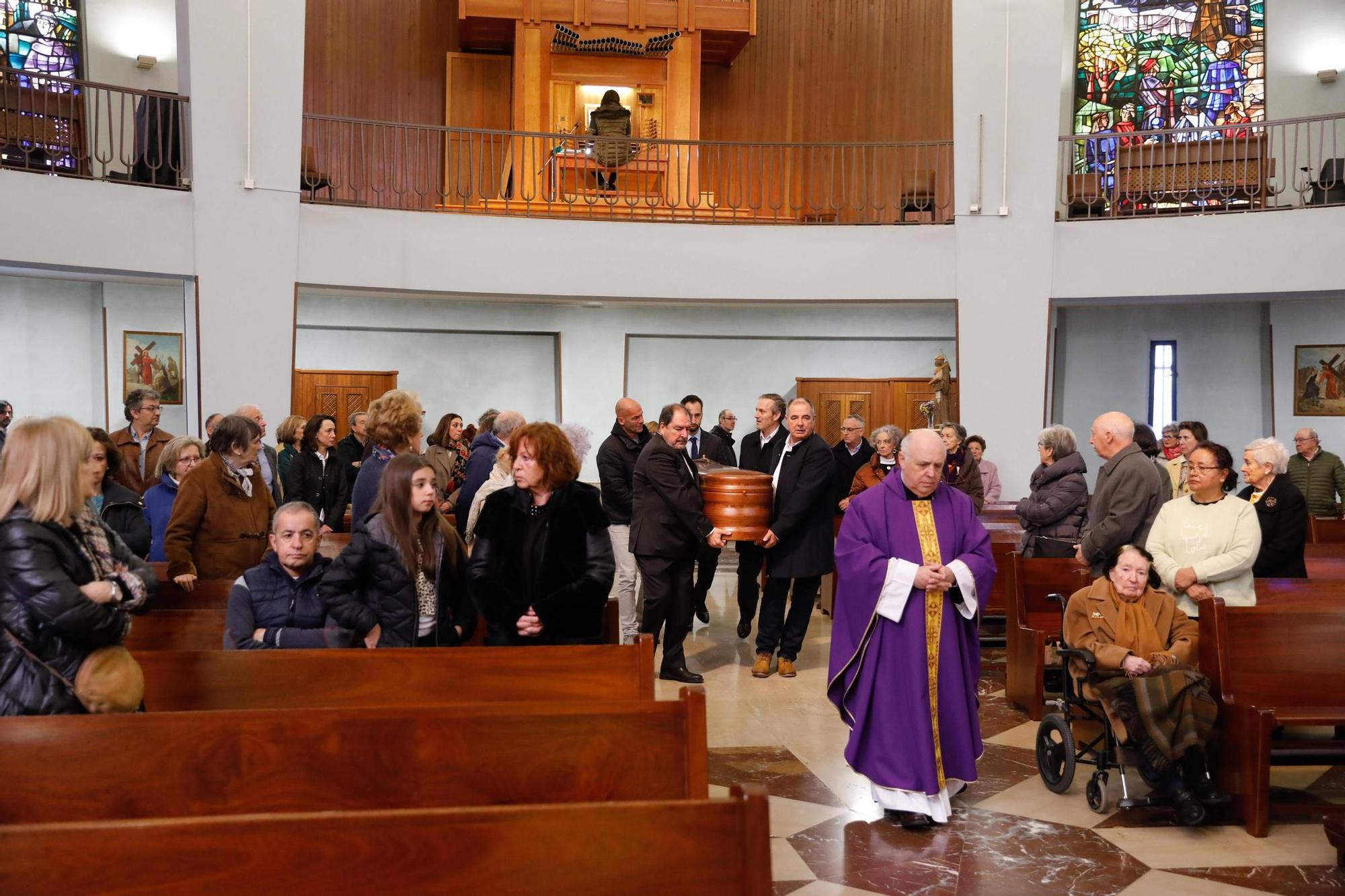 EN IMÁGENES: Funeral de Carmen Villalvilla, histórica directora del colegio Dolores Medio, en la iglesia ovetense de San Francisco de Asís