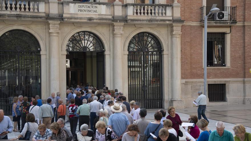 Cientos de pensionistas solicitan su plaza en el Castelló Sénior el primer día de inscripción