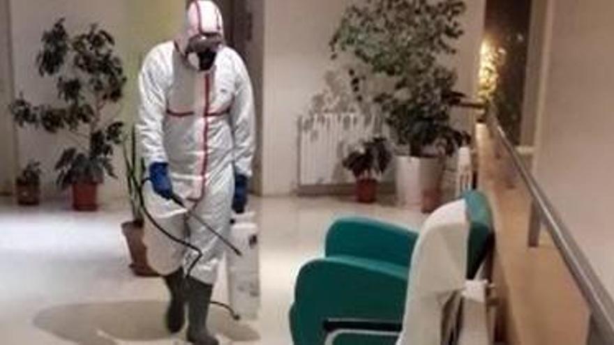 El Consell de Ibiza desinfecta el Hospital Residencia Asistida Cas Serres