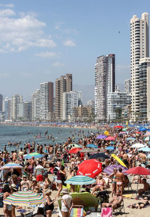 Los turistas aprovechan el buen tiempo del primer día de la Semana Santa