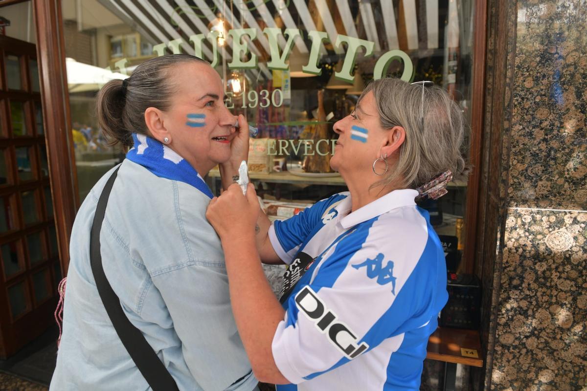 La fiesta por el ascenso del Deportivo arranca en la calle San Juan de A Coruña.