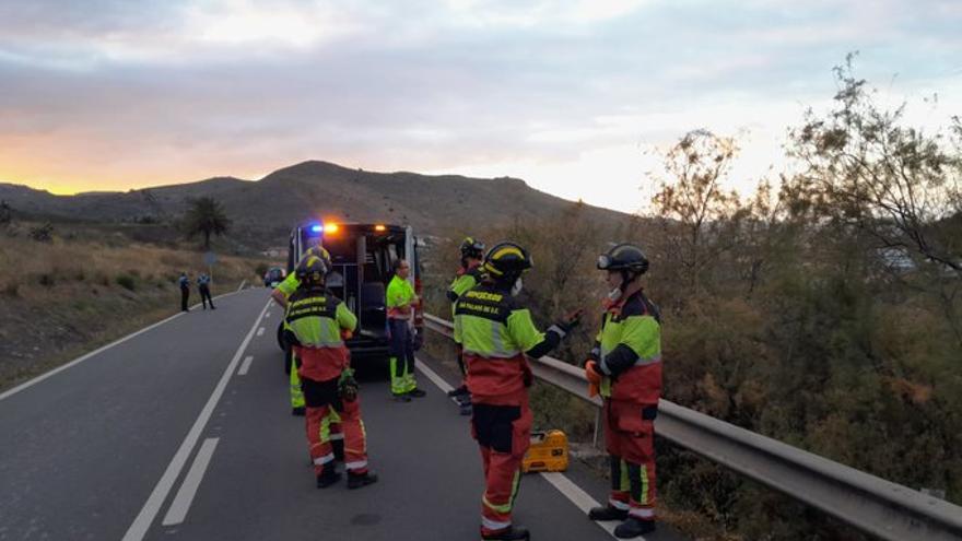 Muere un motorista tras precipitarse por una ladera en Canarias