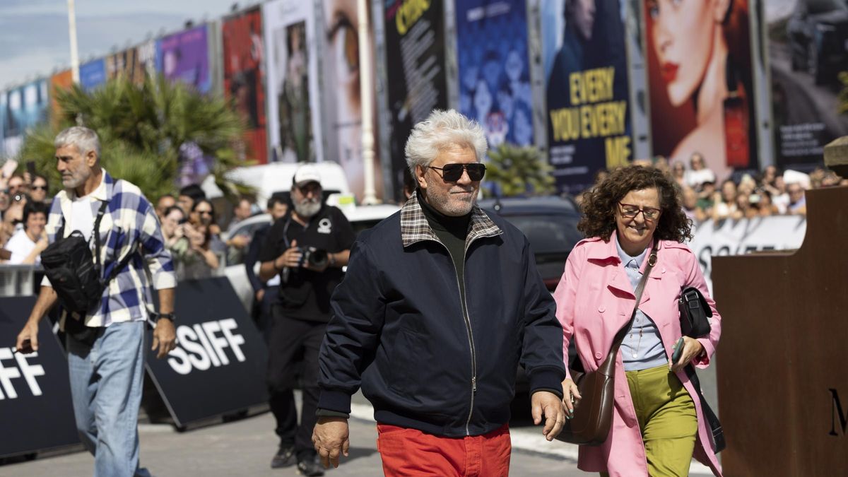 Almodóvar ya está en San Sebastián y recibe este jueves el premio honorífico del Zinemaldia.