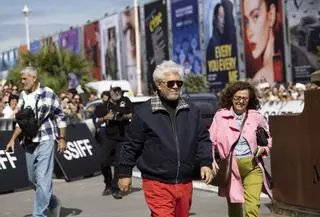 Almodóvar ya está en San Sebastián y recibe este jueves el premio honorífico del Zinemaldia