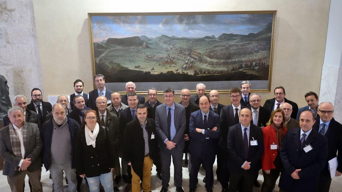 Los promotores del cambio constitucional ante el cuadro de la batalla de Almansa en las Corts