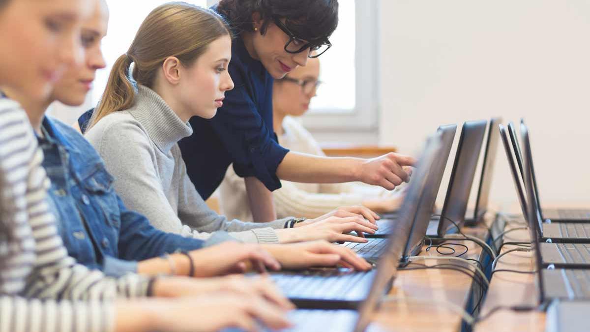 Mujeres jóvenes ordenadores tecnología estudiantes
