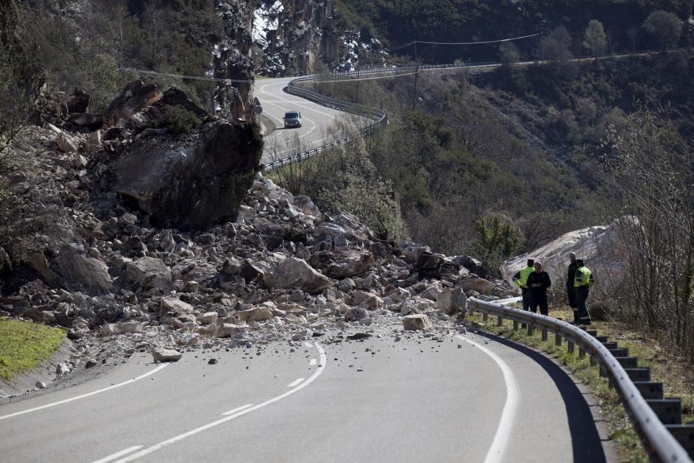 Un argayo con toneladas de rocas y tierra corta el Corredor del Nalón y deja Caso incomunicado