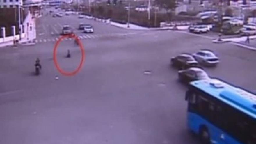 Un niño de 3 años circula en moto en sentido contrario en China