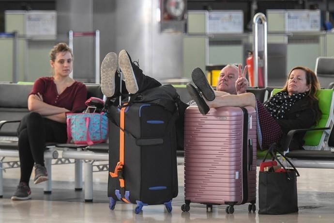 26-03-20  GRAN CANARIA. AEROPUERTO DE GRAN CANARIA. INGENIO TELDE. . Efecto del Covid-19 en el Aeropuerto de Gran Canaria, plataforma de aparcamiento de aviones vacía, últimos turistas y últimos en llegar.  Fotos: Juan Castro.