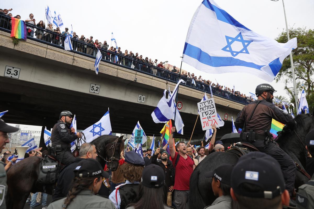 Jerusalem (Israel), 23/03/2023.- The police cavalry unit intervenes as protesters block the Ayalon Highway during a rally against the Israeli government’s planned reform of the justice system, in Tel Aviv, Israel, 23 March 2023. Nationwide anti-government protests have been held for 12 weeks in a row over the Israeli government’s plan to reform the justice system and limit the power of the Supreme Court. (Protestas) EFE/EPA/ABIR SULTAN