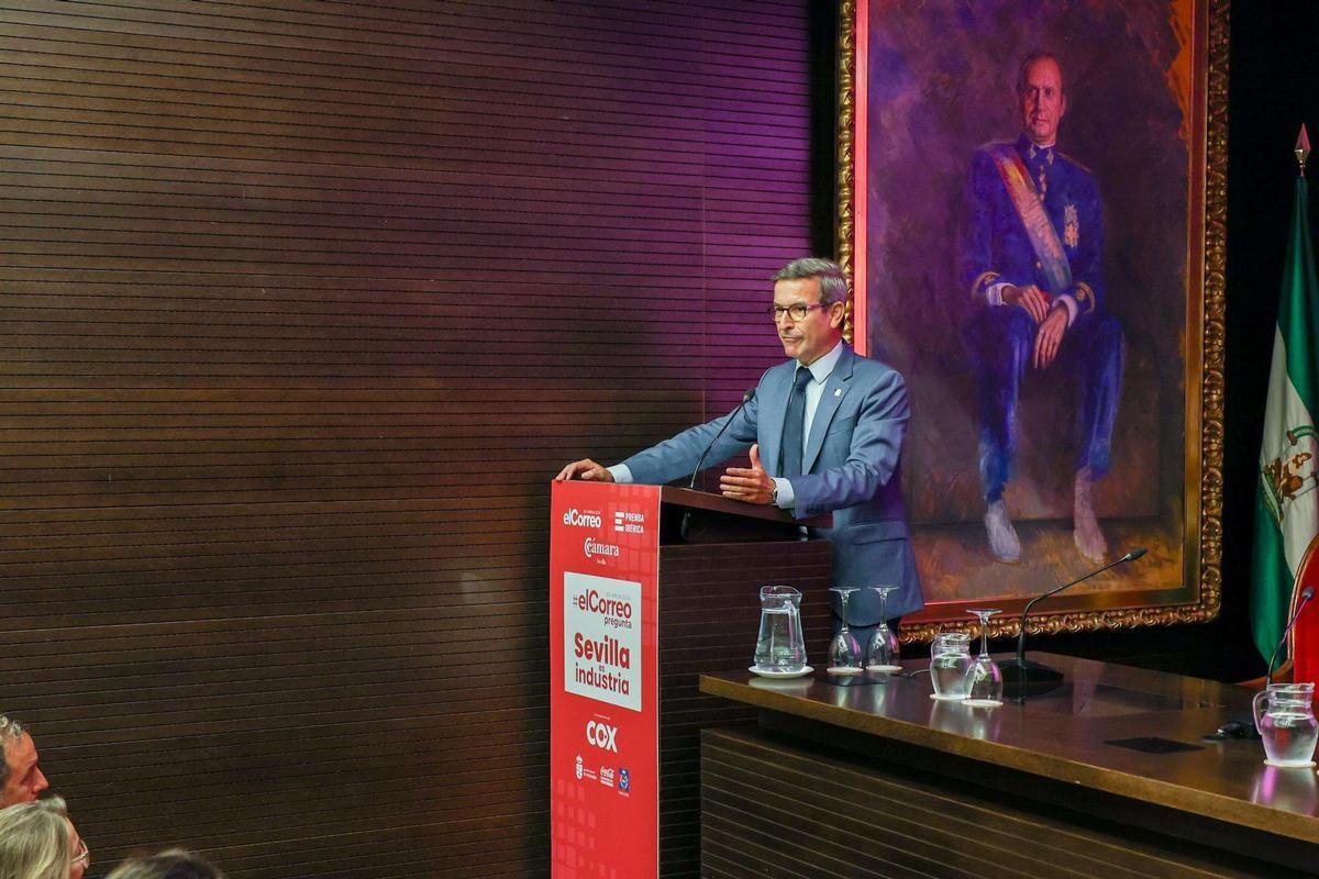 El consejero Jorge Paradela durante la inauguración del foro Sevilla es industria