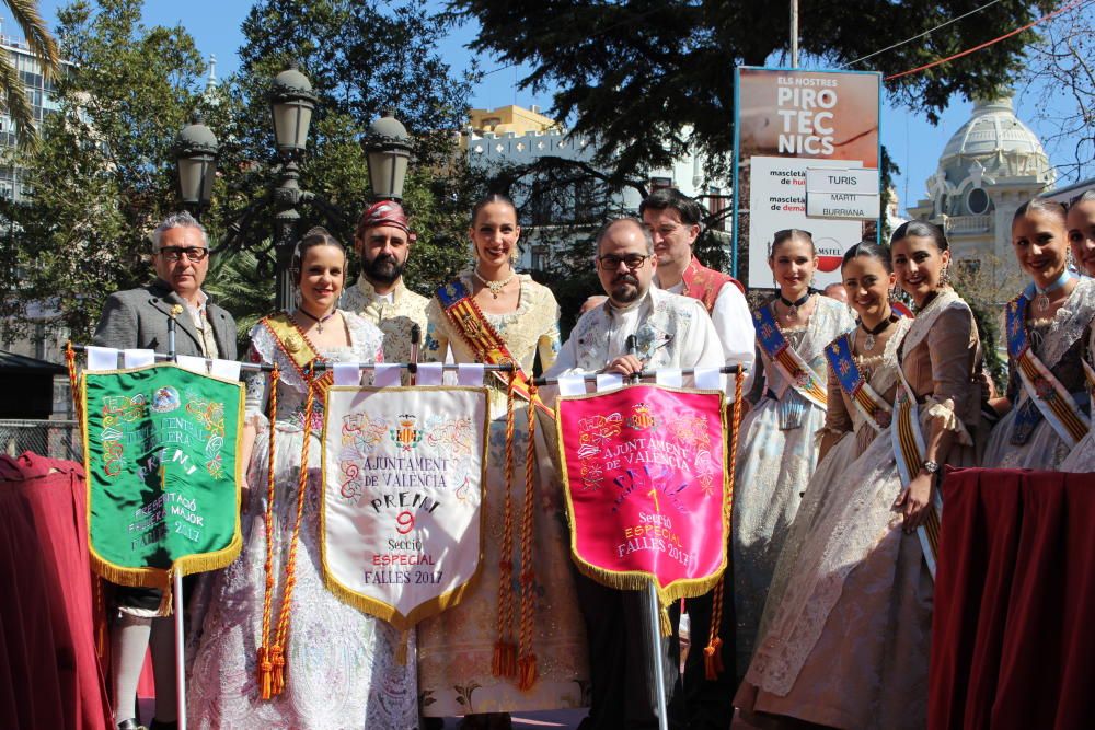 Recogida de premios de las comisiones falleras