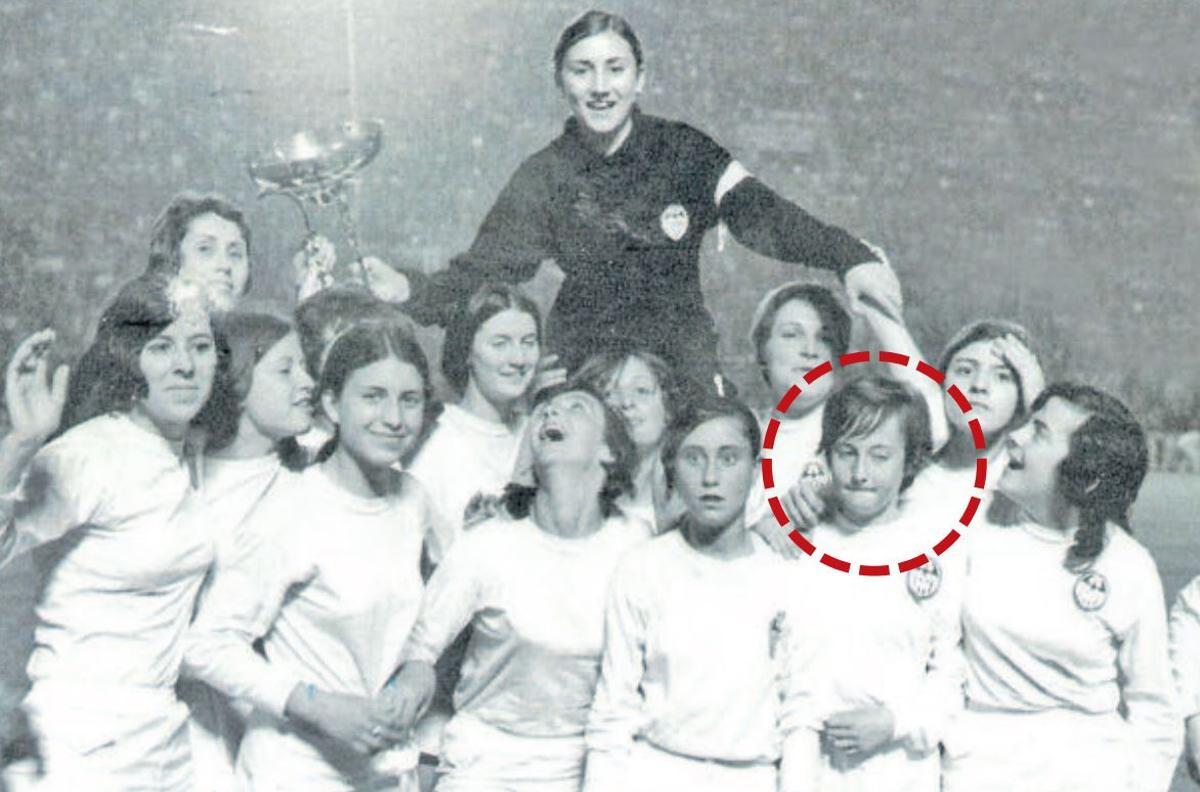 Merchina Peris con las jugadoras del Club Valencia en 1970 en Mestalla
