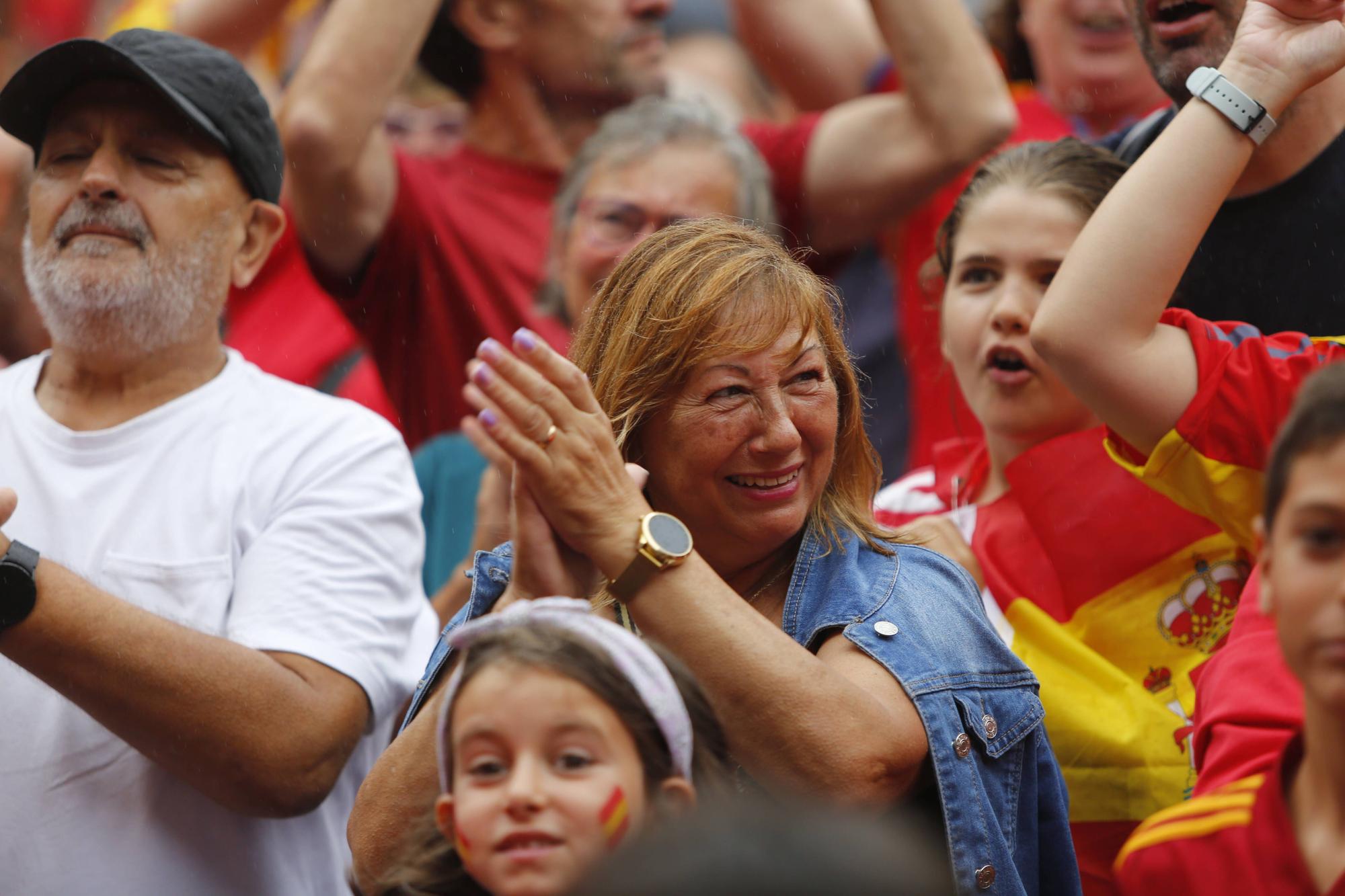 Gijón se vuelca (pese a la lluvia) animando a España en la final del Mundial de fútbol femenino