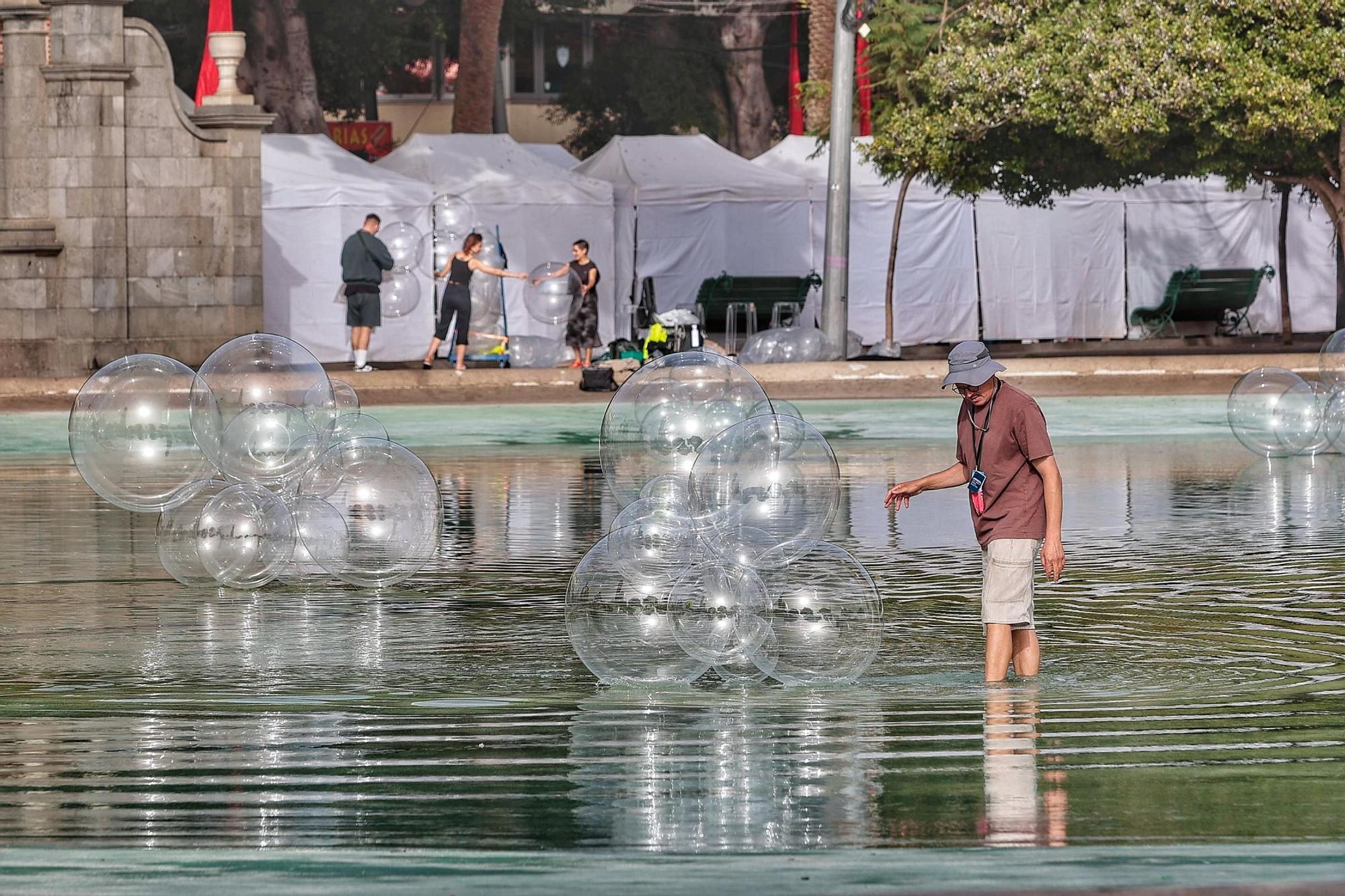 Burbujas gigantes en el lago de la plaza de España