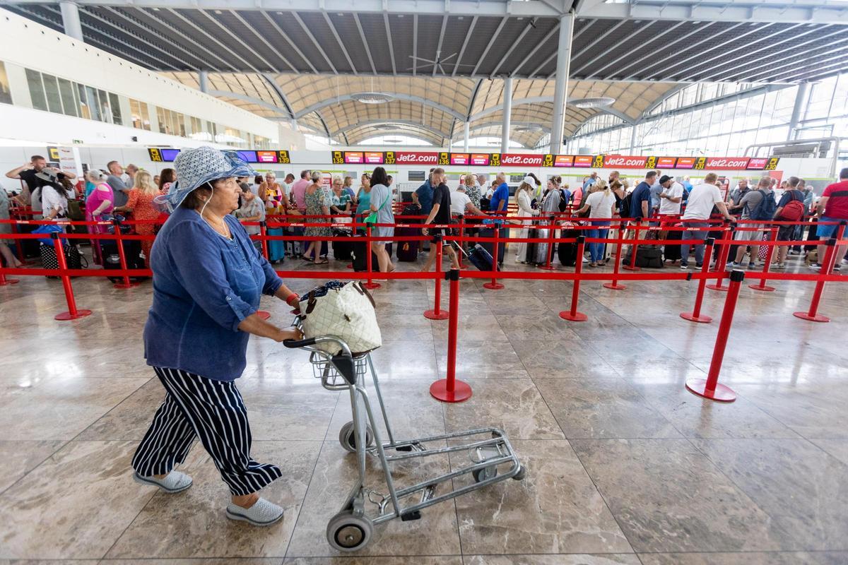 Mostradores de facturación de Jet2.com en el aeropuerto de Alicante-Elche
