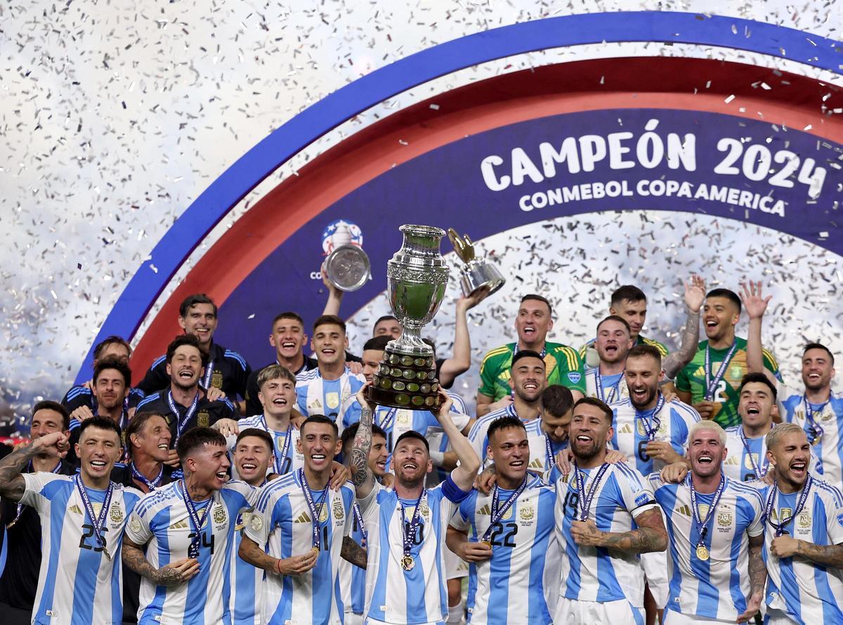La selección argentina celebra su triunfo en la Copa América