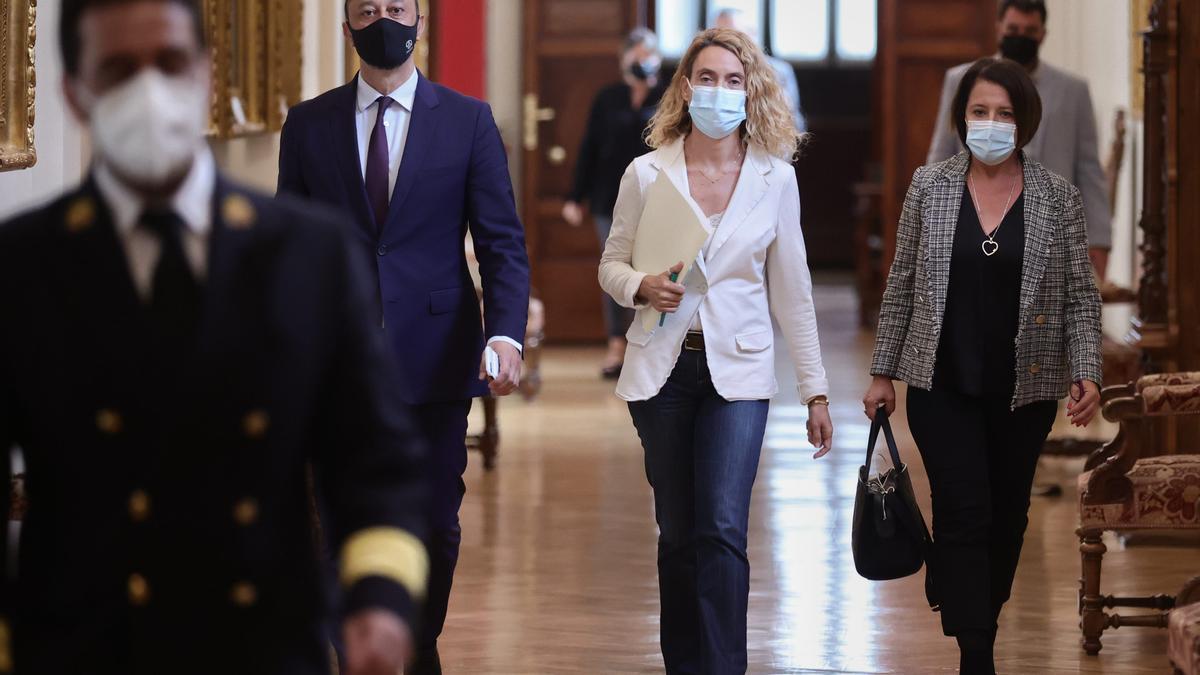 El vicepresidente primero del Congreso de los Diputados por el PSOE, Alfonso Rodríguez Gómez de Celis, y la presidenta del Congreso de los Diputados, Meritxell Batet, se dirigen a la reunión de la Mesa del pasado 21 de octubre.