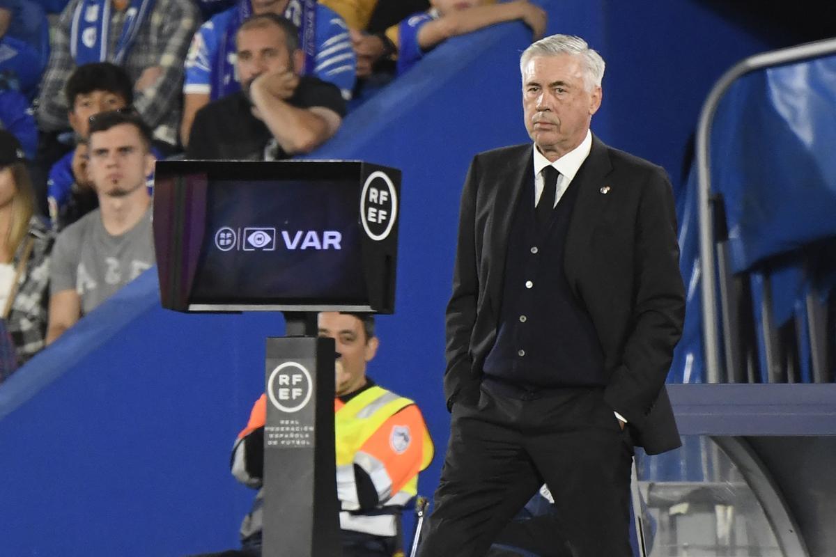 Carlo Ancelotti, junto al monitor del VAR en un partido del Real Madrid.