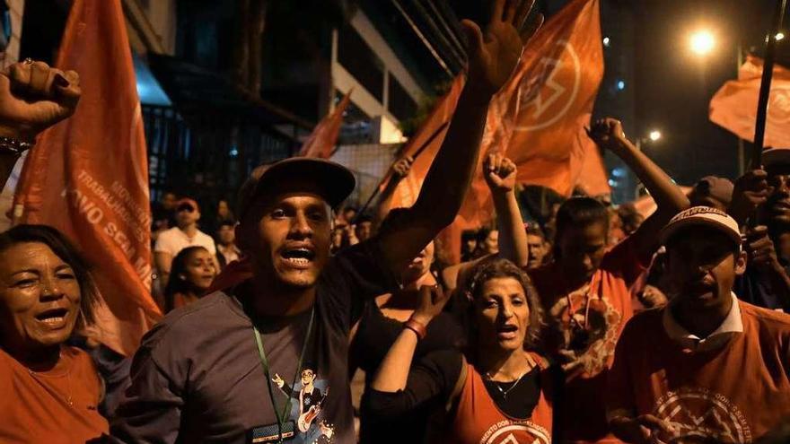 Seguidores de Lula montan guardia ante su casa para oponerse a una posible detención. // AFP