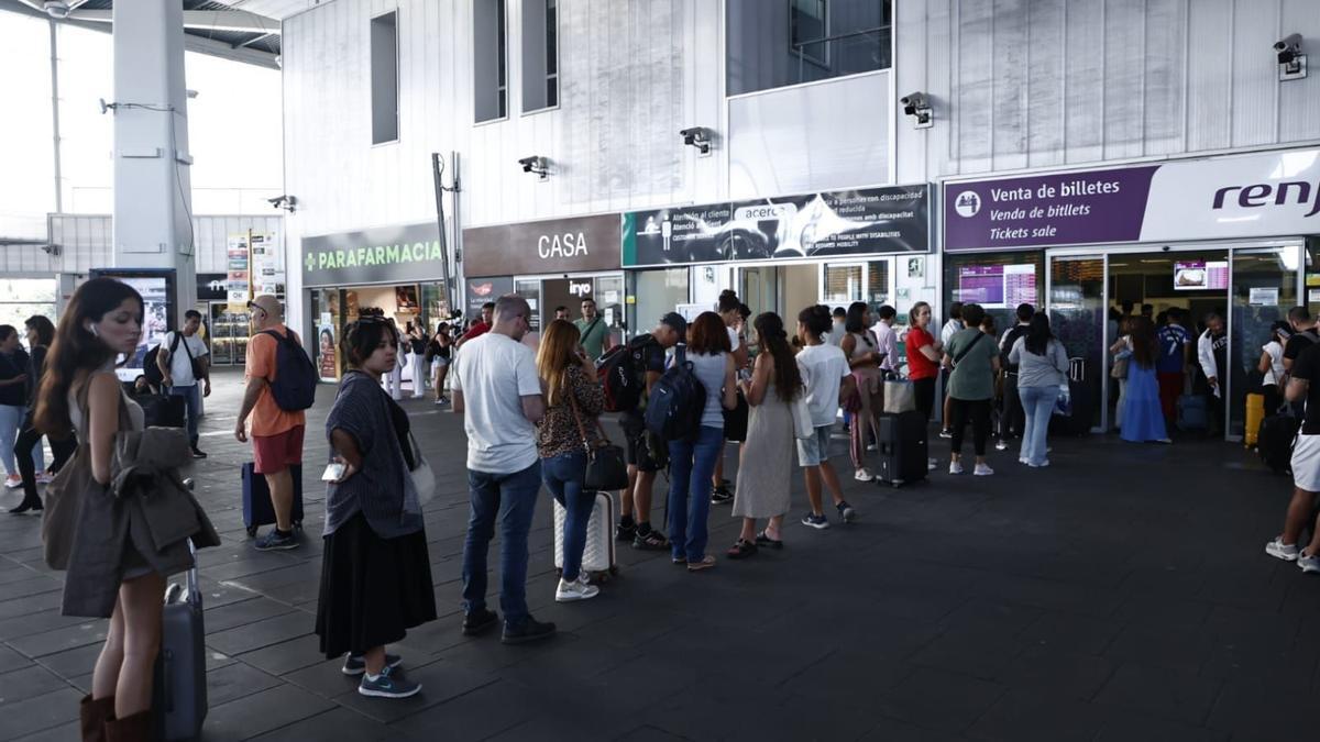 Afectados por las cancelaciones en la estación Joaquín Sorolla de Valencia.