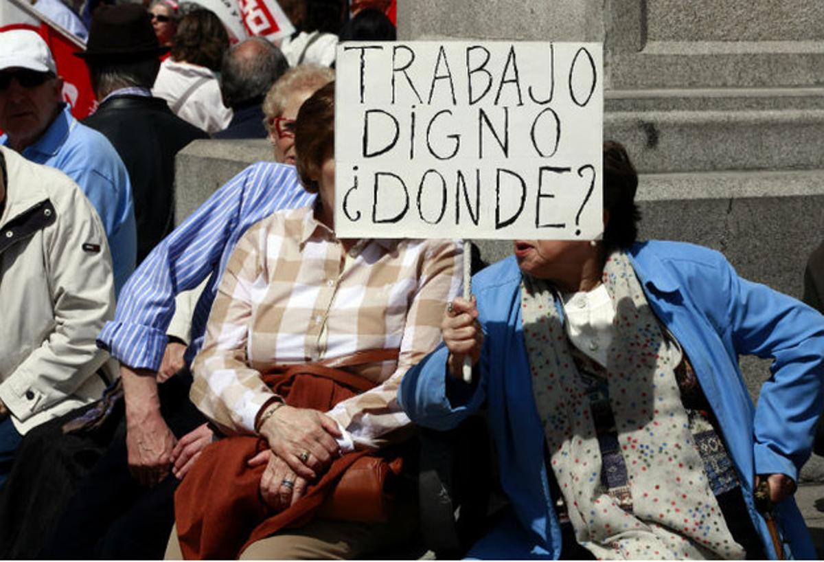 Dos mujeres muestran una pancarta durante la manifestación convocada por los sindicatos en Valladolid con motivo del Primero de Mayo, Día del Trabajo.