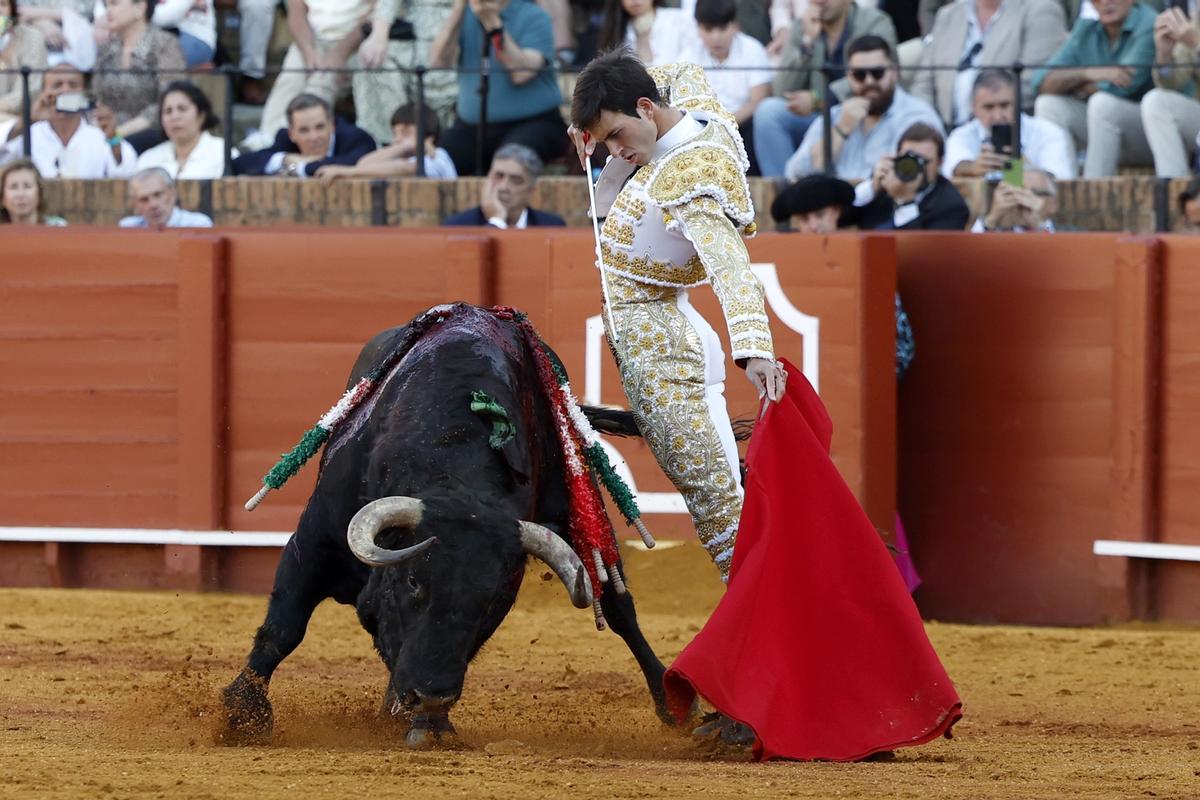 Samuel Navalón da un pase a uno de sus astados este domingo, en Sevilla.