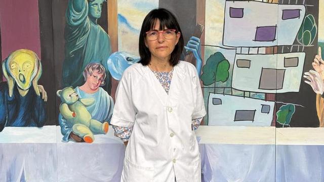 Nieves Mejuto posa junto a un mural pintado en el CAI de Pando. | L. HERNÁNDEZ