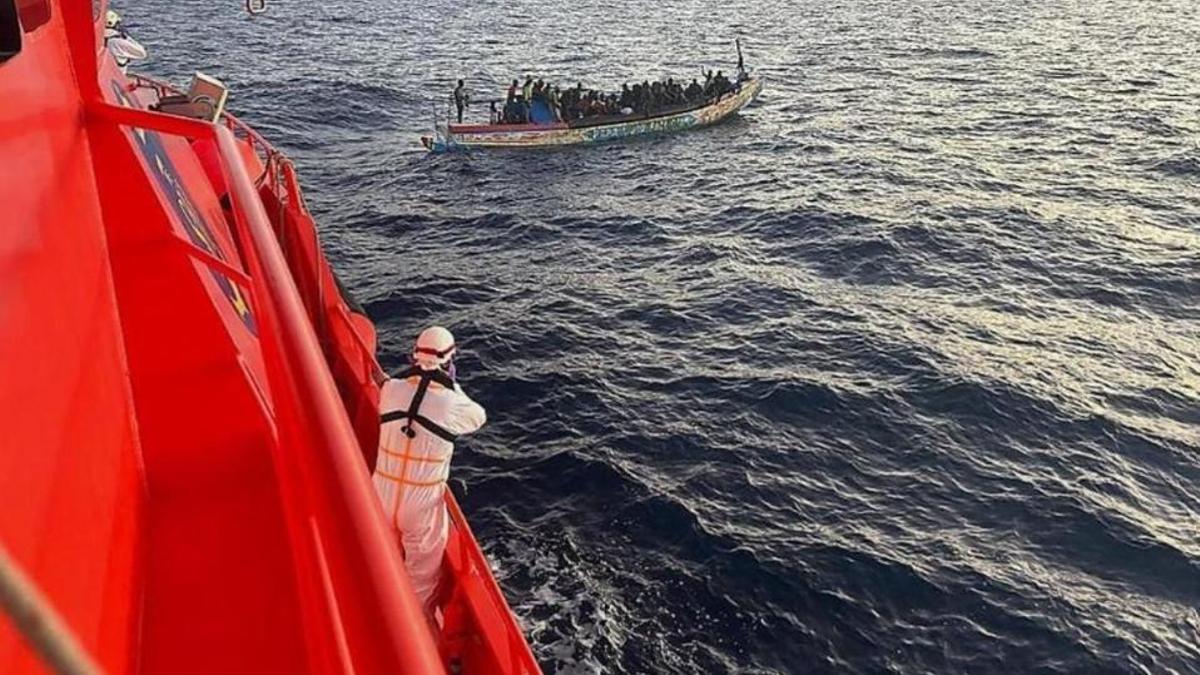 Rescate de un cayuco con 103 personas a bordo por el buque Guardamar Calíope en las proximidades de Arguineguín (Gran Canaria) el 23 de julio.