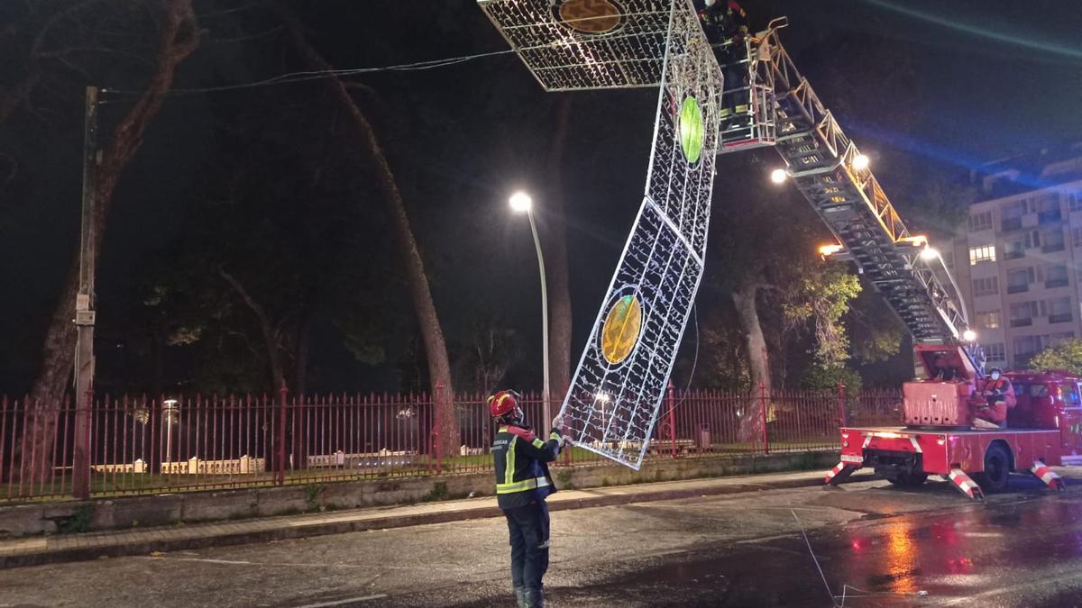 Un momento de la retirada del alumbrado, por parte del Servicio Municipal de Emerxencias de Vilagarcía