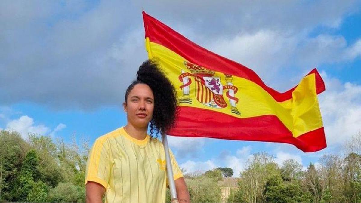 Yulenmis Aguilar, con la bandera de España.